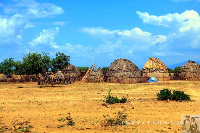 这个非洲部落的男人很奇葩，出门必化妆，还随身携带武器和小板凳