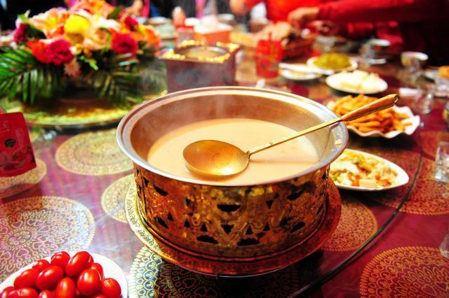 喝奶茶,吃奶豆腐小点心,牧民人家准备了一大桌丰盛的特色草原美食