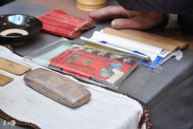 父亲突然离世,子女回来戴孝发现一堆钱,才明白