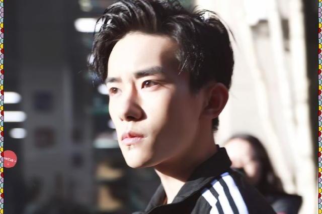 易烊千玺现身格莱美,穿运动服帅气十足,网友:这