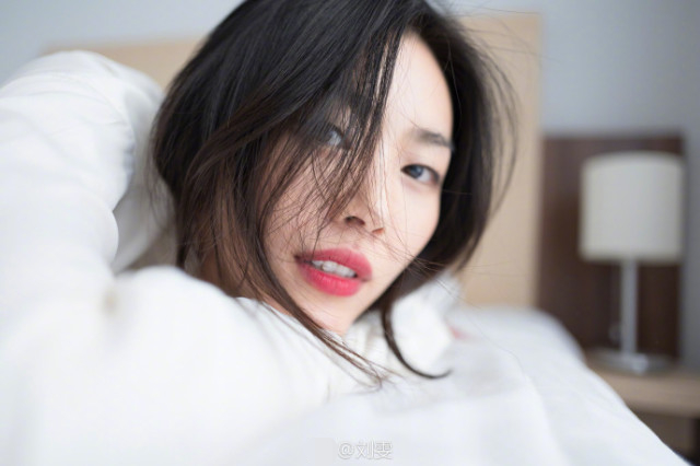 刘雯生日晒照极其性感撩人,张梓琳感慨祝福:小