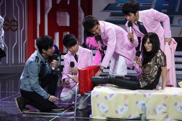 明星爱自黑，除了杨幂自黑“脚臭”，还有谁？