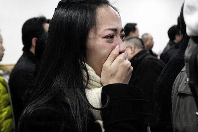 22岁被张艺谋器重, 一举成名却因鱼缸丧生, 温兆伦葬礼上晕厥
