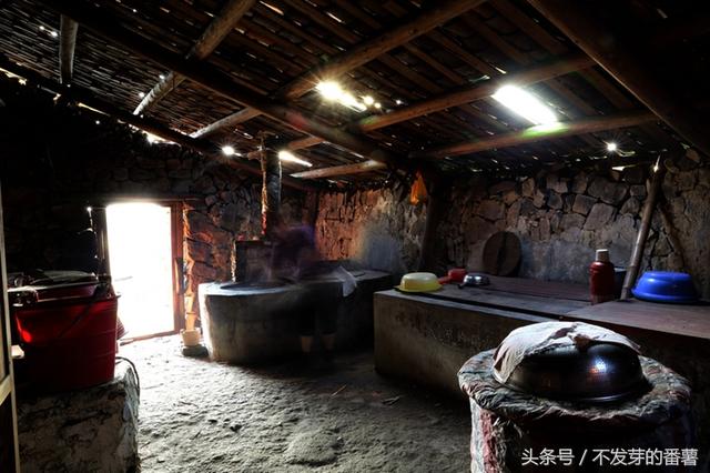 镜头下:落后农村的真实生活,看到厕所里的一幕就害怕