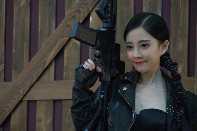 冯提莫代言吃鸡游戏着装遭嘲讽!