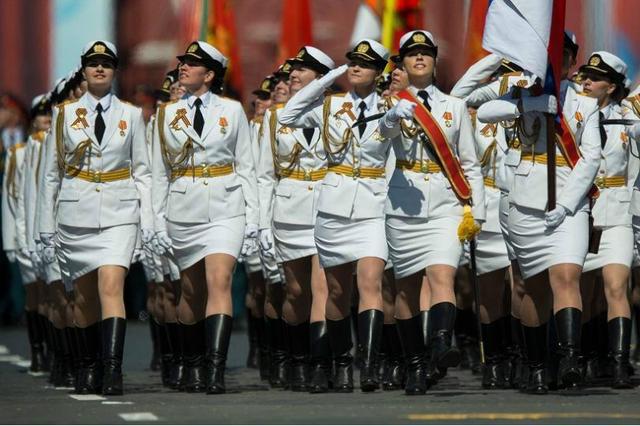 二战时,为什么苏联的女兵会穿上裙子上战场?明明很不方便!