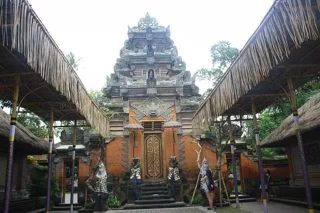 巴厘岛出租车司机暴力阻止优步车主接客,威胁