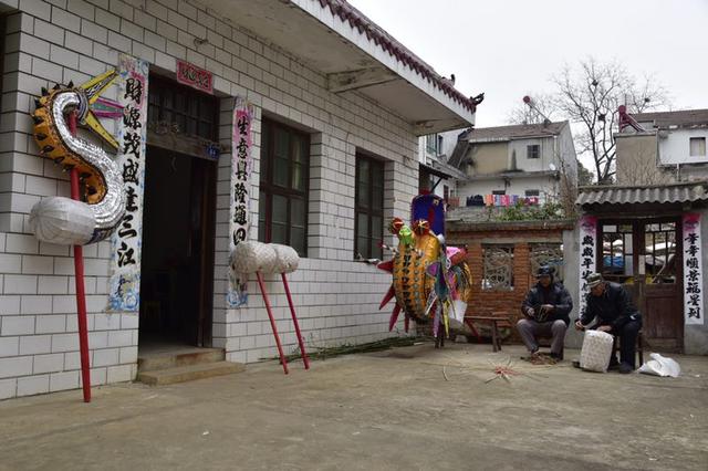 武汉黄陂祁家湾年近80老兄弟龙灯制作39年,为武汉东湖