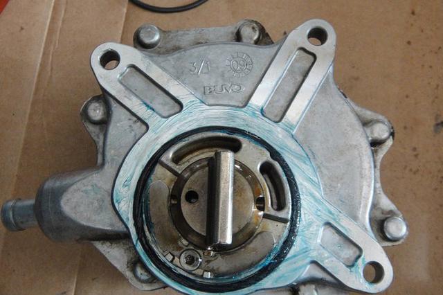 汽车真空泵排气口漏油怎么破?