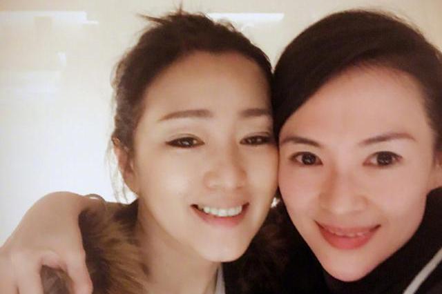 巩俐章子怡罕见同框秀友情，53岁巩俐很冻龄