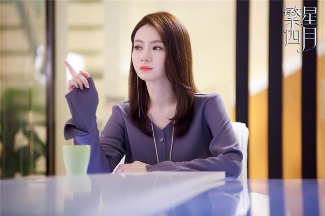 某节目中,戚薇嫌弃谢楠脚臭,全程捂鼻!