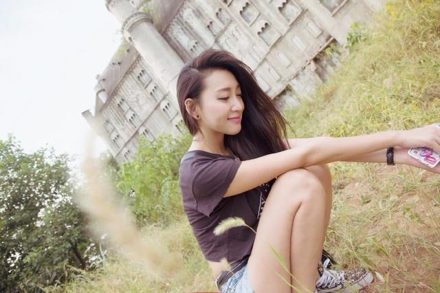 街拍: 漂亮的牛仔短裤美女, 花园里玩耍