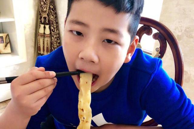 石头郭子睿今天生日,郭涛老婆晒他照片很壮实