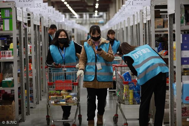 京东仓储经理陪员工加班到凌晨2点,站着都能睡