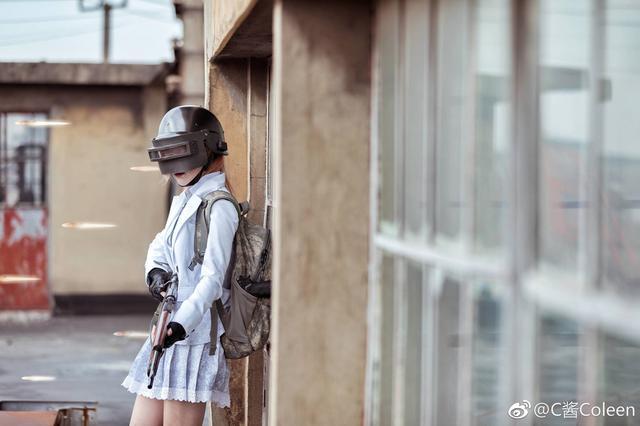 美女cos绝地求生实力,cosplay男装大佬 美女玩家绝地求生cos 机瞄射击一看就是高手