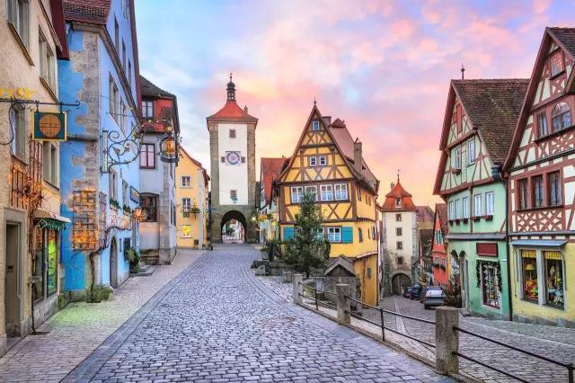 在德国 有一个德国最美的童话小镇 在科隆, 有个哥特式教堂建筑中最