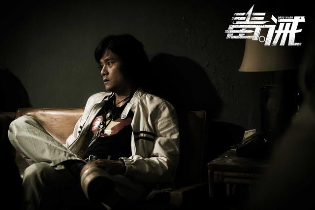 以前不抽烟,初恋走了以后就吸上了