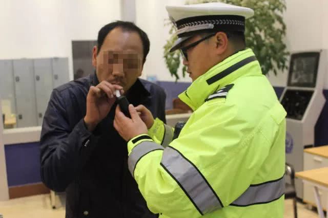 两次酒驾被查,还无证驾驶!曲陆高速上这位司机