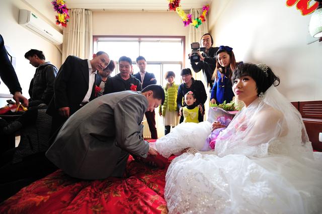 老员工结婚只在朋友圈发了请柬,隔天老板的做