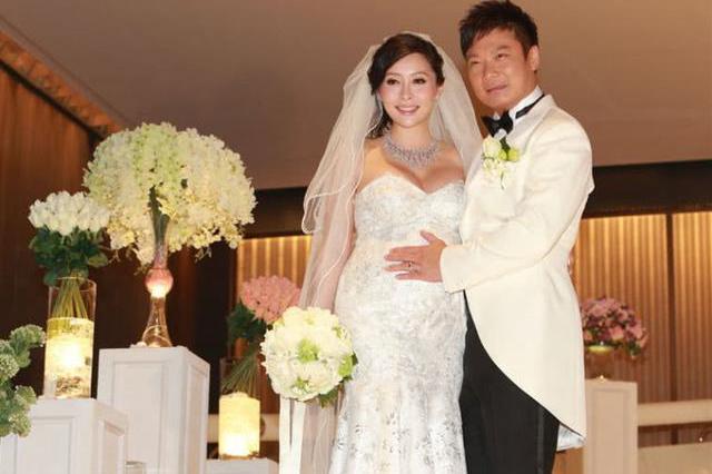 港星钱嘉乐老婆汤盈盈被曝有喜迎第三胎，43岁再怀孕身体让人担忧