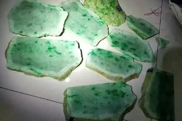 小伙全赌的翡翠色料赌石,切开后惊呼是不是在做梦!