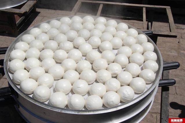 农村夫妻日蒸馒头三千个赚300元 却因一点被骂傻帽