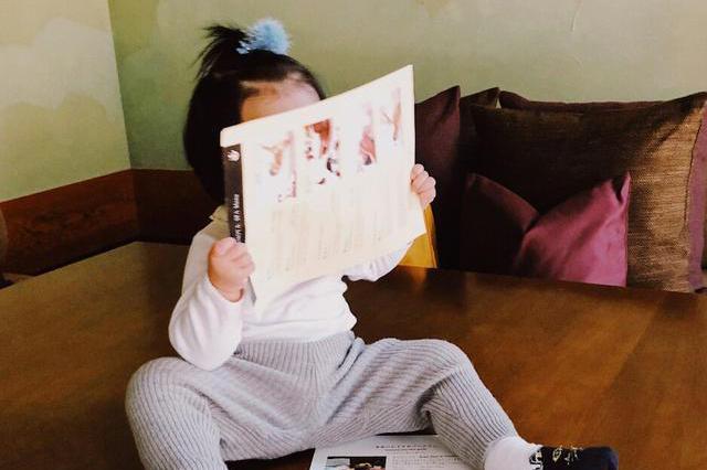 张子萱晒女儿装模作样看书,Anan坐姿霸气十足