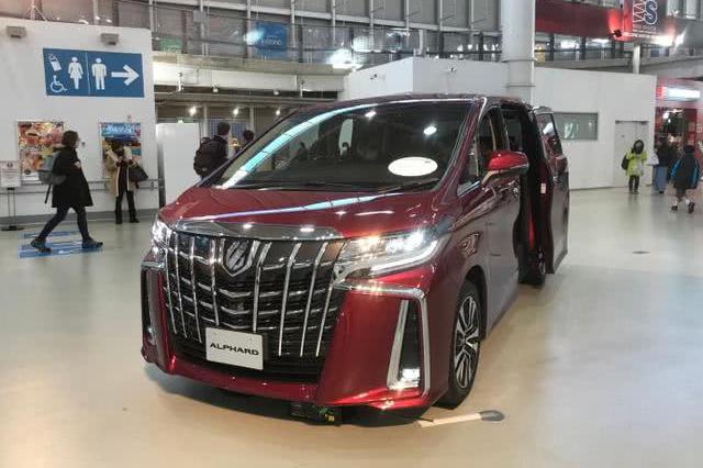 实拍2019款埃尔法，“稀有红色”惊艳动人，排队加价50万！