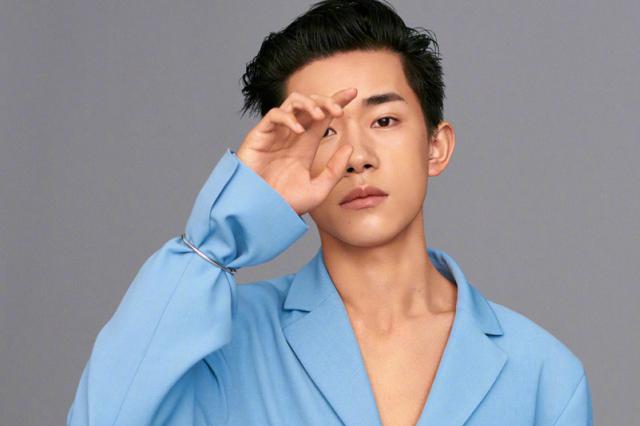 易烊千玺2018春季时尚杂志封面大片,大背头造