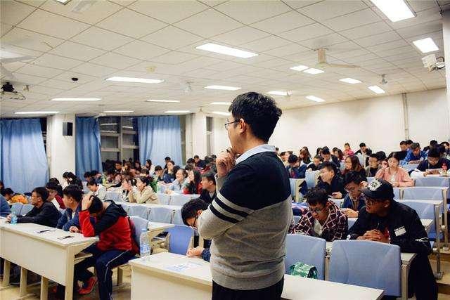 揭秘：大学教授的工资是多少？比大部分老师多！
