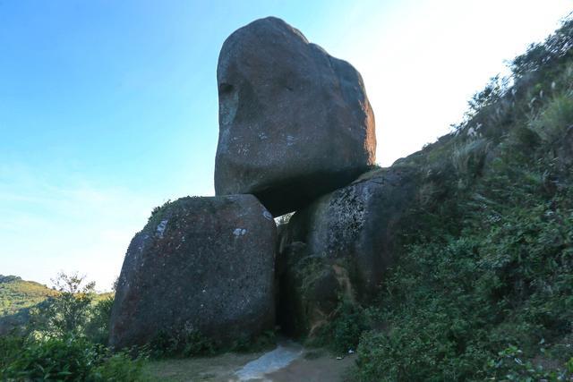 五皇山顶人头石,有一块神奇的巨石让路过的美