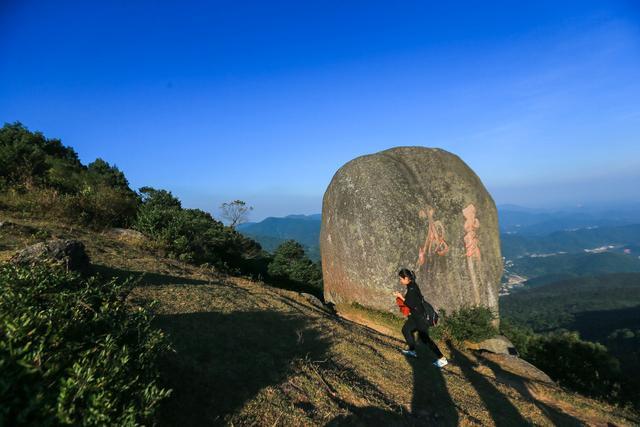 五皇山顶人头石,有一块神奇的巨石让路过的美