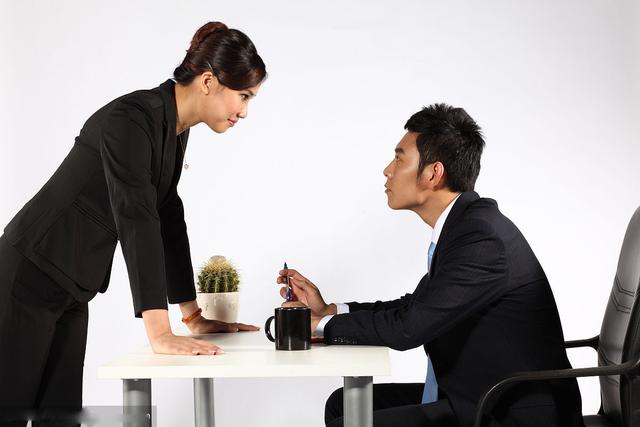 有勇气和老板拍桌子,会让你获得领导力吗?