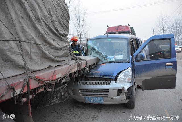 汽车发生追尾事故应该怎么处理才安全