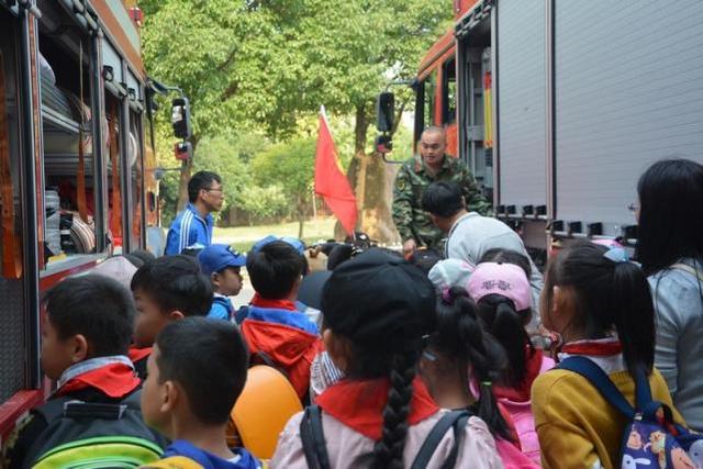 建德消防喜迎明镜小学百余名小学生参观学习