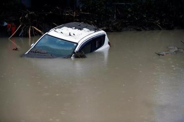 汽车掉水里怎么办?女司机这样做救了自己一命