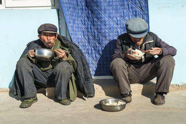为什么农村人都喜欢端着饭碗在门口蹲着吃饭?原因其实