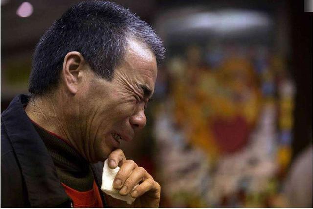 18岁女儿执意嫁给50岁男人,怀孕后那老男人的