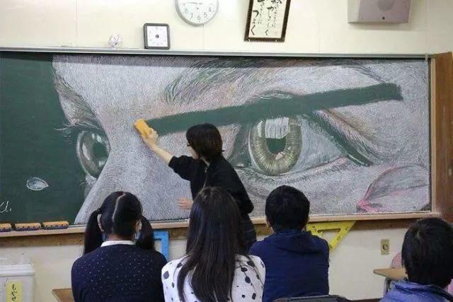 两个高中女生用粉笔画出吉卜力世界!这么美的黑板报谁