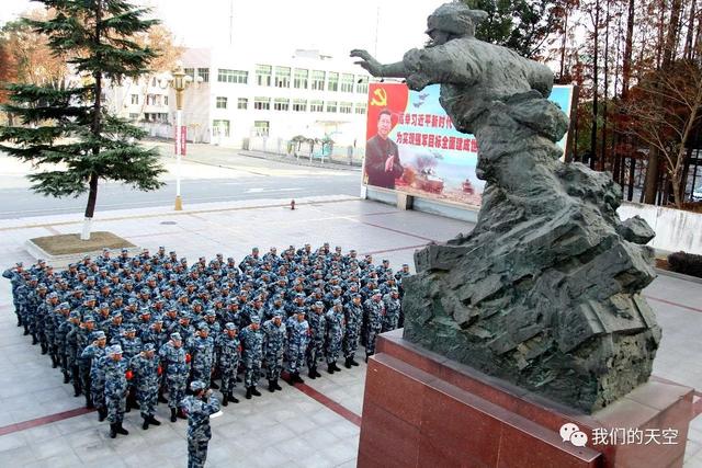 参观军史馆，新兵流下了激动的泪水……