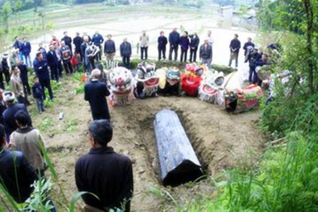 死人下葬时，不可犯的四大忌讳，否则老人会托梦抱怨