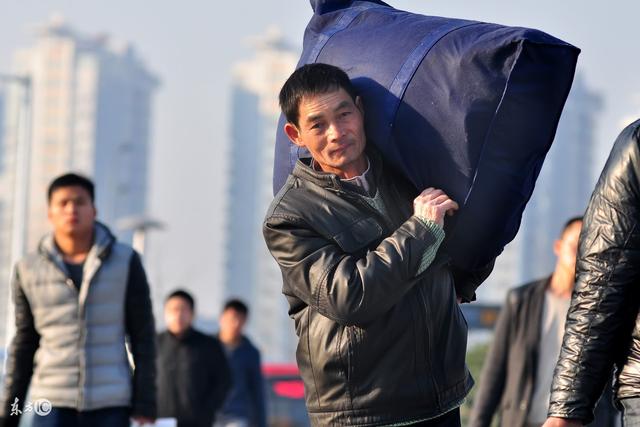 出国打工挣得四十万,三年后回家看到老婆的模