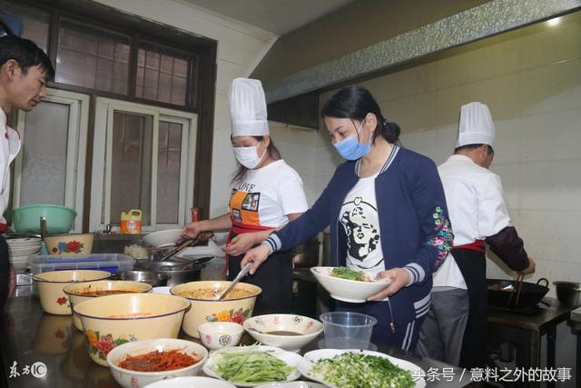 老闆娘每天故意送一碗麵給小女孩，卻不知她是自己的親生女兒