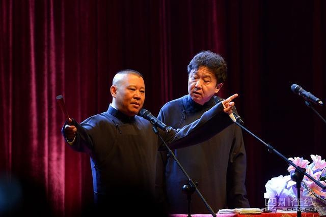 龙大哥不安分的手和嘴,最后一张抓到很尴尬啊