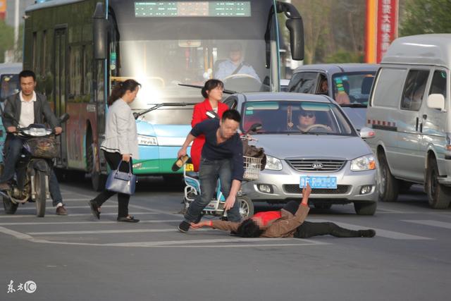 揭秘!开车撞死一个闯红灯的人需要赔钱吗?这里