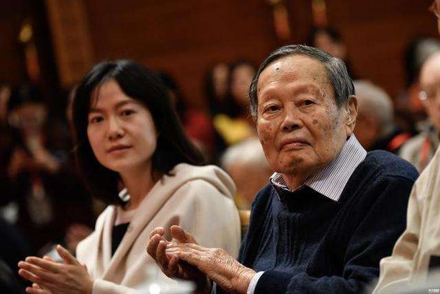 95岁杨振宁与41岁翁帆近照, 网友: 说好三年又三年, 被长线套牢了