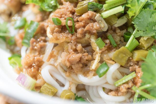生榨米粉的传统配料是猪肉碎,油豆腐丝,头菜粒,能很好地添加米粉的