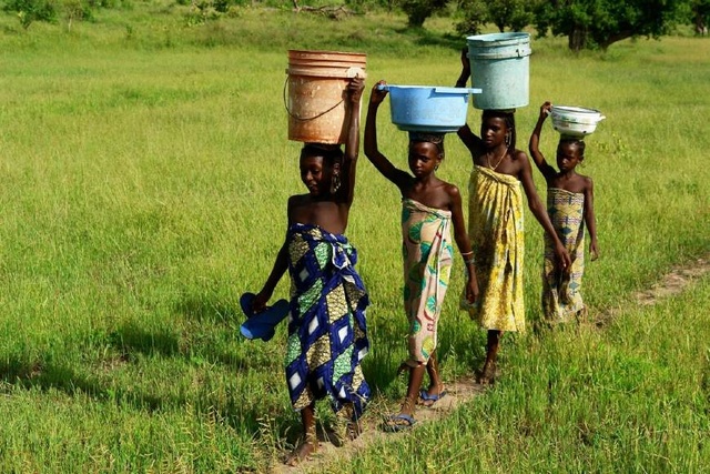 非洲农村真实现状,有钱人娶娇妻住豪宅