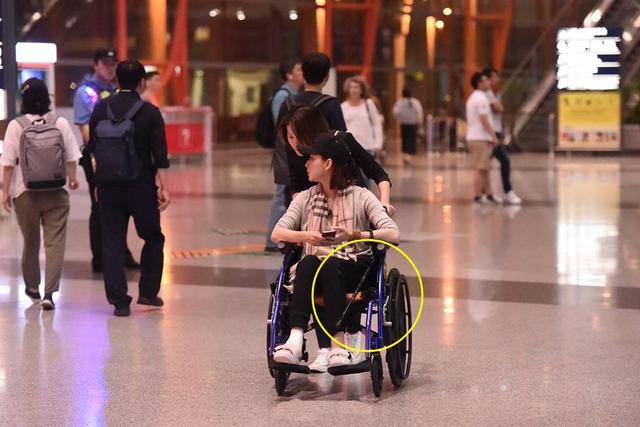 当红女演员坐轮椅专人推出机场,手上拐杖亮了,可她的表情让人担心|胡