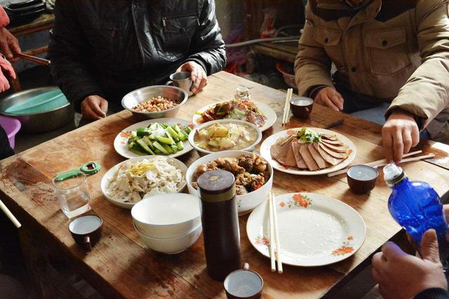 抱孩子回农村婆婆家,吃饭时赶上孩子吃奶,再上桌时我红了眼眶!